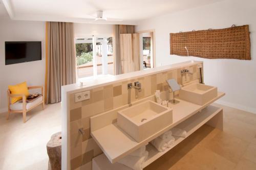 圣弗朗西斯科哈维尔Villas Paraíso de los Pinos的一间带两个盥洗盆和大镜子的浴室