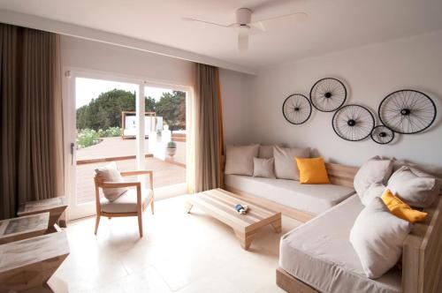 圣弗朗西斯科哈维尔Villas Paraíso de los Pinos的客厅配有沙发,墙上挂有自行车