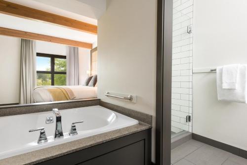 星期五港星期五海港酒店的一间带水槽和镜子的浴室