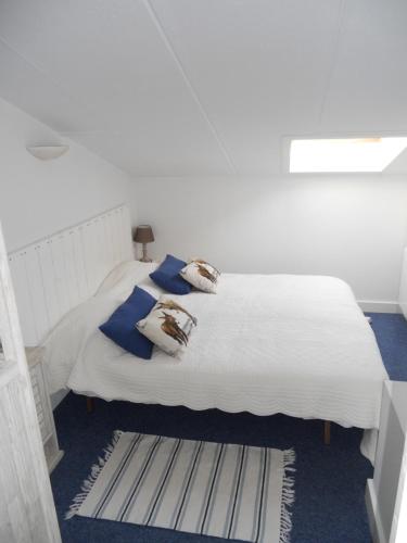 滨海拉库阿尔德Duplex 6-7 p Résidence proche plage的客房内的白色床和蓝色枕头