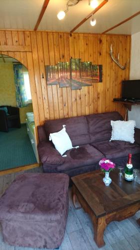 MönkebudeBungalow in strandnähe的带沙发和咖啡桌的客厅