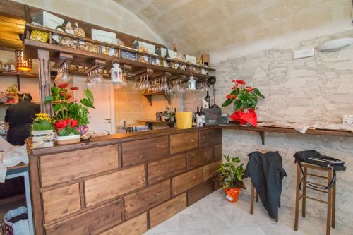 马萨夫拉Rifugio Massafera的一间位于餐厅内的酒吧,餐厅设有石墙