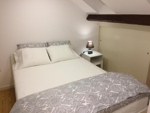波尔图Porto Alive的卧室配有白色的床和台灯。