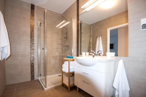 科沃布热格LATO apartament Solna 11c z garażem的一间带水槽和淋浴的浴室