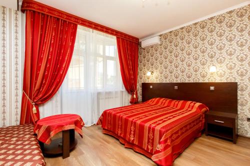 阿德勒MariAnna的一间卧室设有红色的床和窗户。