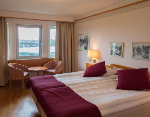 斯德哥尔摩斯德哥尔摩南部2号公寓式酒店的一间设有大床和窗户的酒店客房