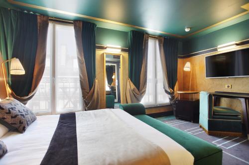 巴黎快乐文化纳比酒店的一间酒店客房,配有一张床和一台电视