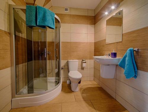 雅罗斯瓦维茨4 strony świata的浴室配有卫生间、盥洗盆和淋浴。