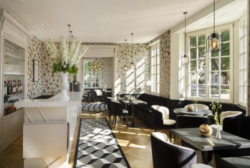斯特拉斯堡十五号精品酒店 的餐厅设有桌椅和窗户。