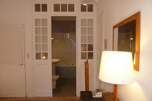 鲁昂乌内查姆布里丹斯拉特列尔德尔住宿加早餐旅馆的一间带卫生间、灯和窗户的浴室