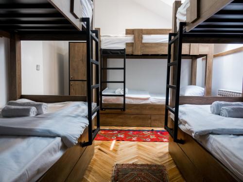 巴尔干苏尔旅舍客房内的一张或多张双层床