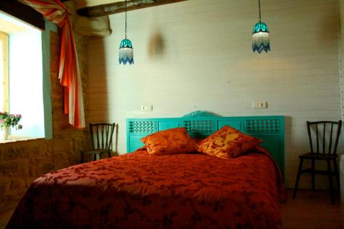 GuialmonsLes Cavallerisses registre generalitat PT-00279的一间卧室配有蓝色的床和两个枕头