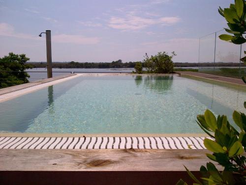 格拉多Boutique Hotel Oche Selvatiche的享有水体景致的游泳池