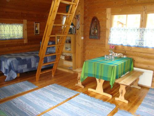 米凯利Mökki Eteläranta的小屋内带桌子和梯子的房间