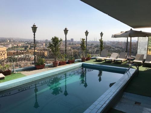 开罗皇家元帅酒店的享有城市景致的游泳池