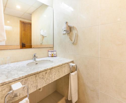 帕尔马诺瓦格洛巴尔斯诺瓦酒店的一间带水槽和镜子的浴室
