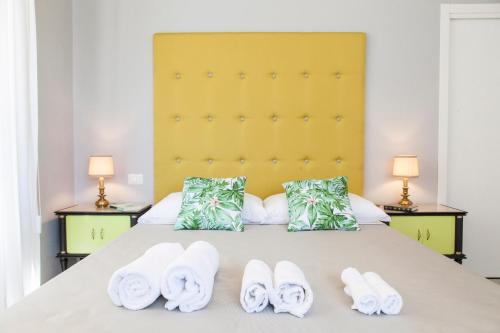 泰尔莫利Naftalina Rooms的一间卧室配有一张带毛巾和两盏灯的床。