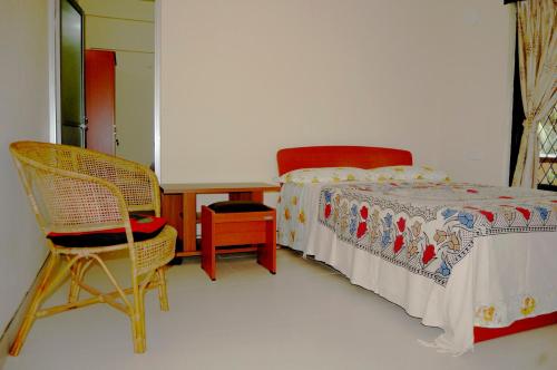 康提常青公寓的一间卧室配有一张床、两把椅子和一张桌子