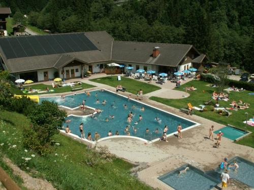 列兴Genusshof Mesner Aktiv的一群人在游泳池里