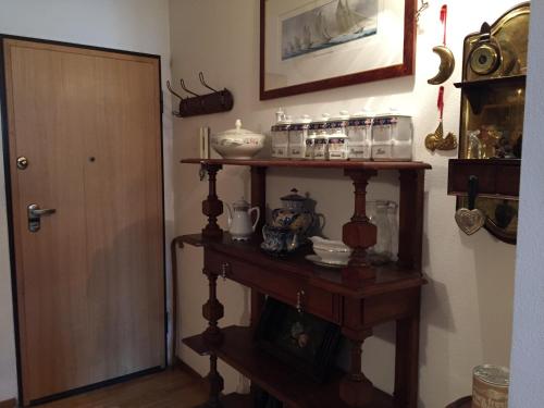 布勒伊-切尔维尼亚Residence Redicervinia的一间设有木架的房间,上面有物品