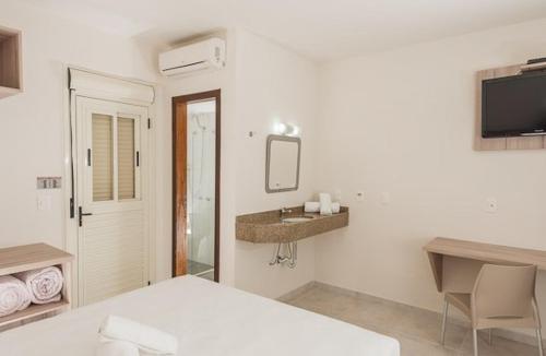约恩维利多伊什酒店的白色卧室设有床铺和水槽