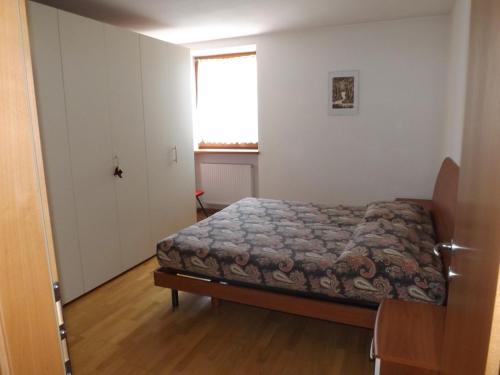 Appartamento a Cavareno Val di Non客房内的一张或多张床位