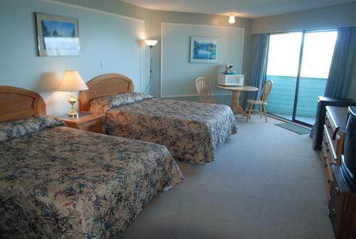 哈迪港北岸酒店的酒店客房设有两张床和一张桌子。