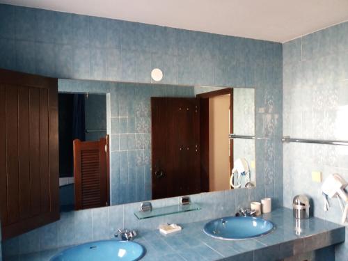 Casa das Hortências By Alojamentos Vitinho - Vila Nova MIlfontes的一间浴室