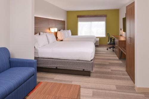 帕克斯堡矿泉井城智选假日酒店的酒店客房配有两张床和一张书桌