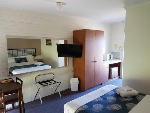 特拉拉尔根特拉拉恭汽车旅馆的小房间设有床和电视