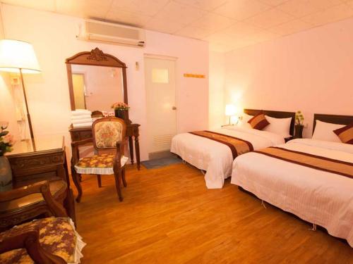礁溪理想温泉饭店 的酒店客房,设有两张床和镜子