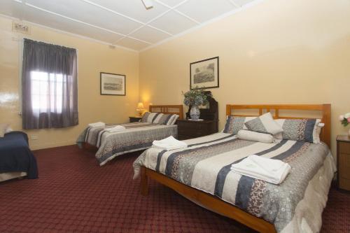 Southern Railway Hotel Goulburn客房内的一张或多张床位