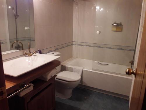 拉斯卡弗里亚Arcalís的浴室配有盥洗盆、卫生间和浴缸。