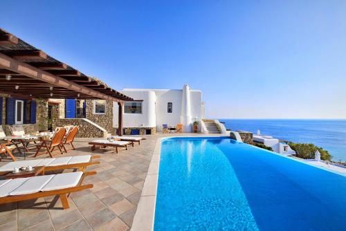 埃利亚海滩Mykonian Dianthus的一座带游泳池和大海的别墅