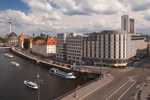 柏林柏林美利亚酒店的水中和建筑物中都有船只的城市