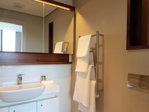 巴利托Zimbali Suites 507的一间带水槽和镜子的浴室