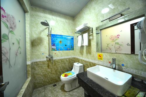 峨眉山峨眉山月亮湾酒店的一间带水槽、卫生间和镜子的浴室