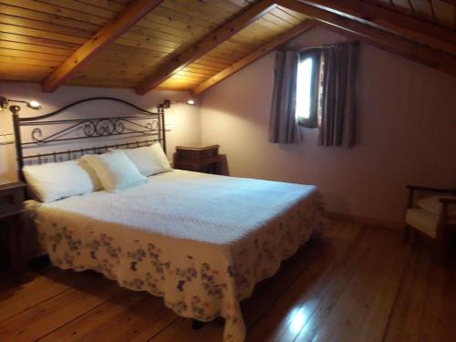 拉斯卡弗里亚Arcalís的一间卧室配有一张带白色毯子的床和窗户。
