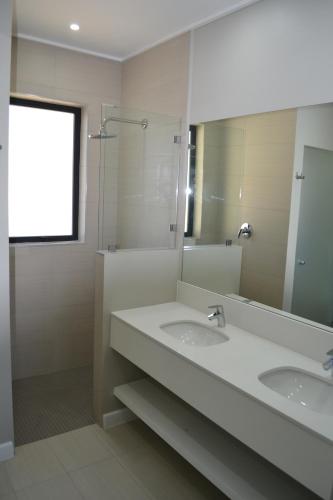 SimondiumPearl Valley Suite 504的一间带两个盥洗盆和大镜子的浴室