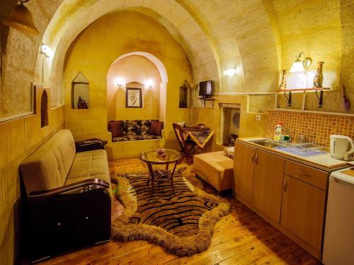 阿瓦诺斯阿达诺斯科努克埃维酒店的客厅配有沙发和桌子
