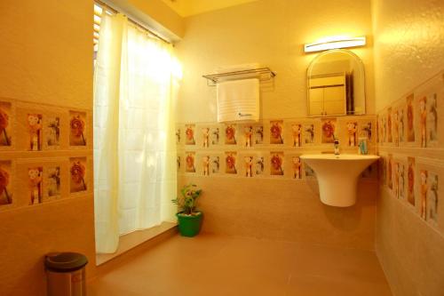 马拉利库兰Casa Marari的一间带水槽和镜子的浴室
