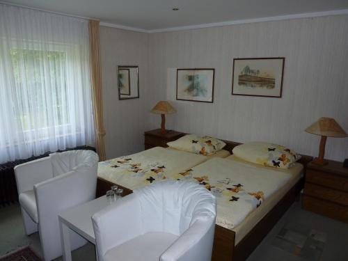 门兴格拉德巴赫海德豪斯酒店的卧室配有一张床和一张桌子及椅子