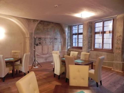 格尔利茨格尔利茨斯彻维伯格酒店的用餐室设有桌椅和窗户。