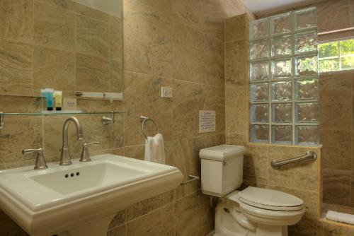 Shoal Bay Villas的一间浴室