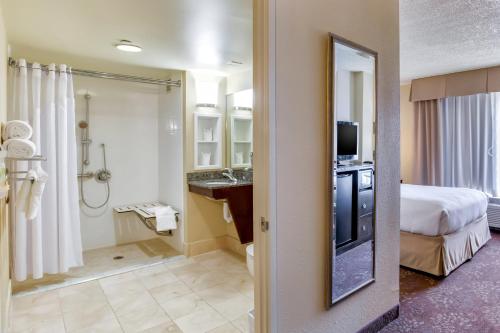 卡梅尔印第安纳波利斯卡梅尔福朋喜来登酒店的一间酒店客房 - 带一张床和一间浴室