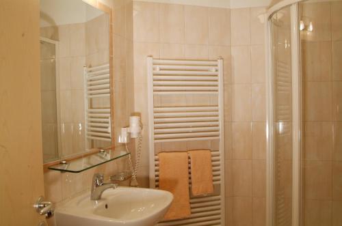 哥曼尔火富酒店的一间浴室