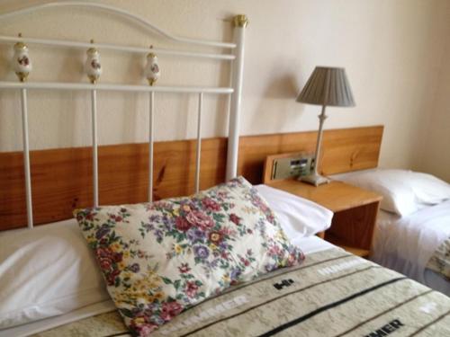 墨尔本乔治亚廷床和早餐旅馆的一间卧室配有两张床和床上的枕头
