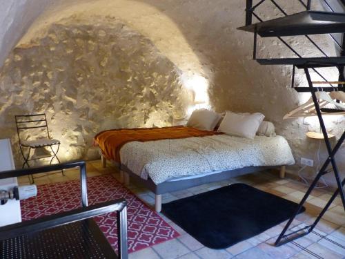阿姆博斯Le Point De Vue De Leonard的卧室配有一张石墙床