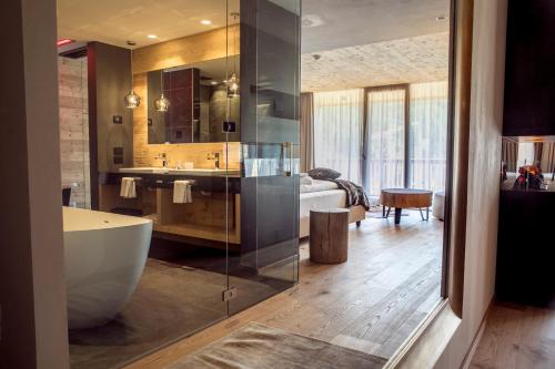 圣卡夏诺Hotel Gran Paradiso的一间带大浴缸和水槽的浴室