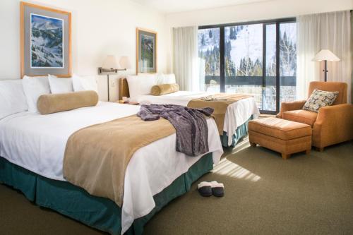 The Cliff LodgeInn at Snowbird的酒店客房,配有两张床和椅子